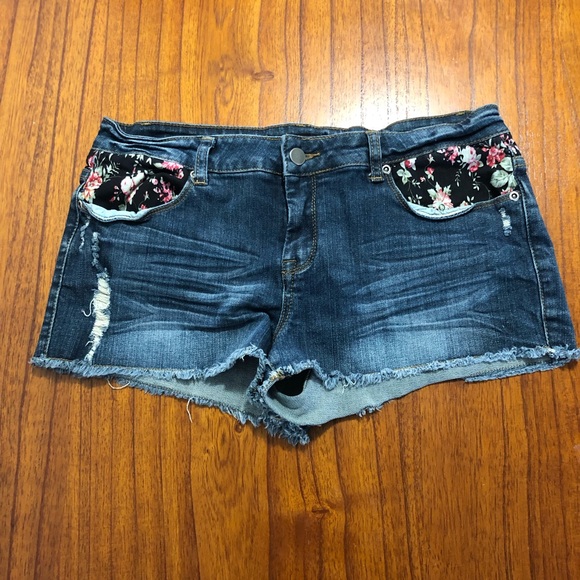 Forever 21 distressed jean shorts - Picture 1 of 5